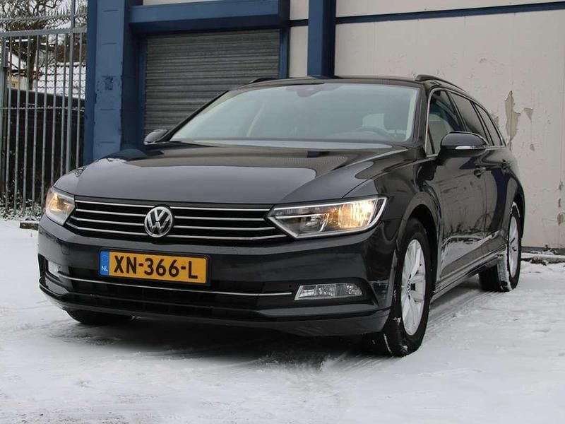 Grijs Gebruikt 2018 VW Passat Comfortline Stationwagen | € 18.000 (Goede deal) - Afbeelding 1/4