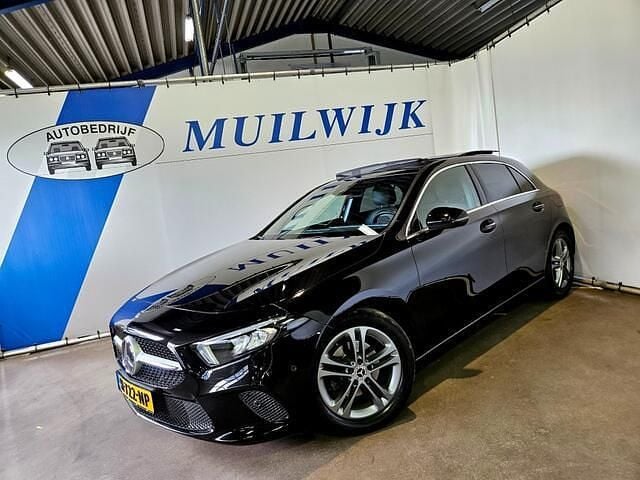 Zwart Gebruikt 2019 Mercedes A180 Premium Plus Hatchback | € 23.950 (Goede deal) - Afbeelding 1/4
