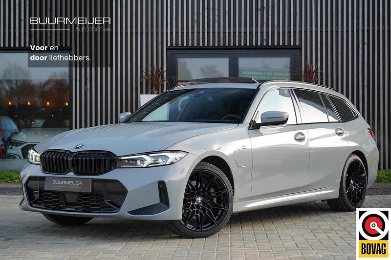 Grijs Gebruikt 2023 BMW 330e M Sport Stationwagen | € 43.900 (Eerlijke prijs) - Afbeelding 1/4