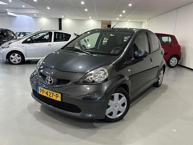 Grijs Occasion 2009 Toyota Aygo Hatchback | € 2.499 (Eerlijke prijs) - Afbeelding 1/4