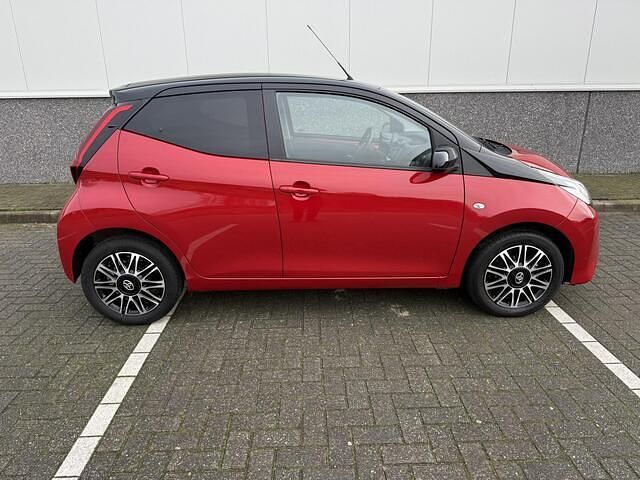 Occasion Toyota Aygo X-clusiv 72 PK (52 kW) 2021 Rood Hatchback
