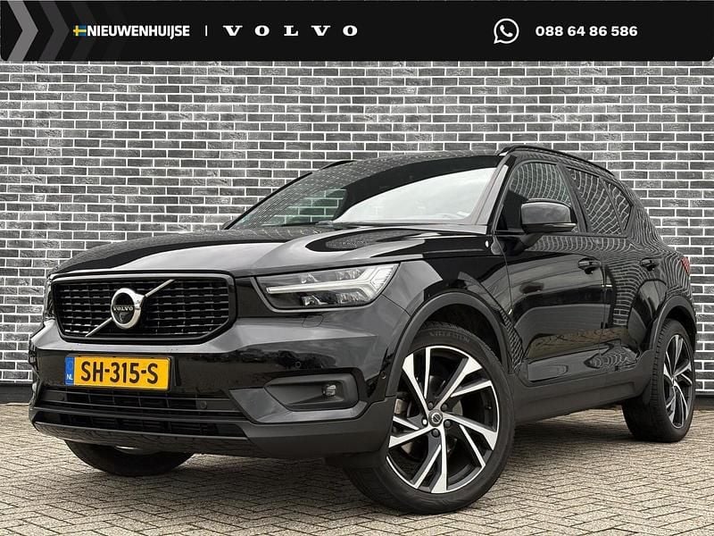 Zwart Gebruikt 2018 Volvo XC40 R-Design SUV | € 28.899 (Eerlijke prijs) - Afbeelding 1/4