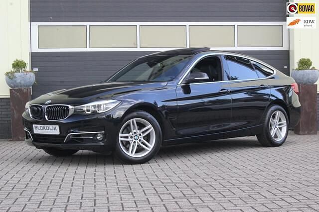 Zwart Gebruikt 2017 BMW 320 Luxury Line Hatchback | € 19.700 (Eerlijke prijs) - Afbeelding 1/4