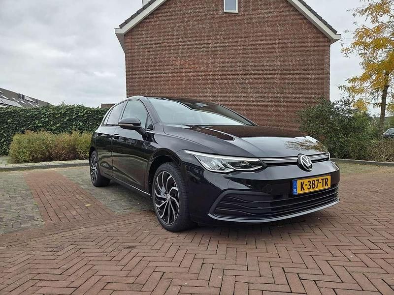 Zwart Occasion 2020 VW Golf VIII Life Hatchback | € 18.800 (Goede deal) - Afbeelding 1/4