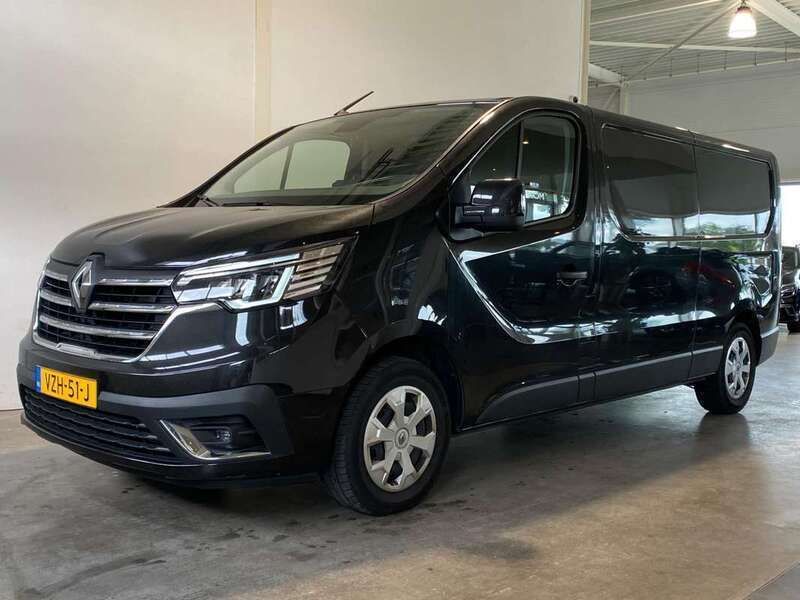 Zwart Gebruikt 2023 Renault Trafic Van | € 22.750 (Eerlijke prijs) - Afbeelding 1/4