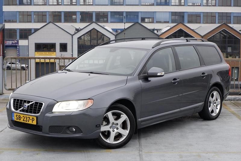 Grijs (metallic) Occasion 2008 Volvo V70 Kinetic Stationwagen | € 4.950 (Super prijs) - Afbeelding 1/4