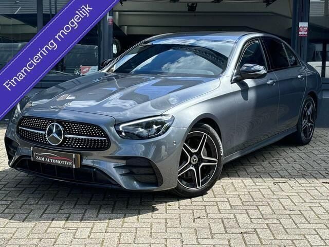 Grijs Gebruikt 2022 Mercedes E200 AMG Sedan | € 43.999 (Eerlijke prijs) - Afbeelding 1/4