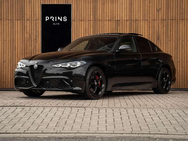 Zwart Gebruikt 2023 Alfa Romeo Giulia Competizione Sedan | € 62.900 (Eerlijke prijs) - Afbeelding 1/4