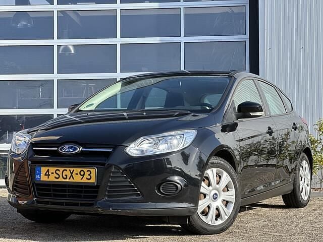 Zwart, metallic lak Gebruikt 2013 Ford Focus Trend Hatchback | € 2.950 (Goede deal) - Afbeelding 1/4