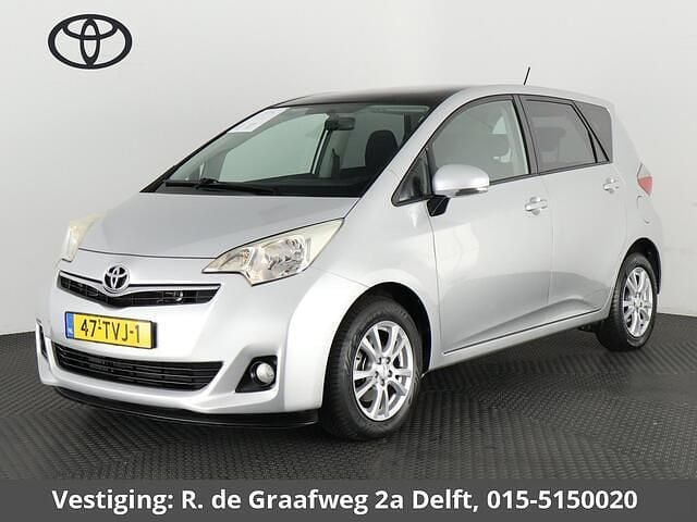 Grijs, metallic lak Gebruikt 2012 Toyota Verso-S MPV | € 8.900 (Eerlijke prijs) - Afbeelding 1/3
