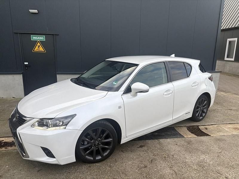 Wit (metallic) Occasion 2015 Lexus CT200h Hatchback | € 10.950 (Eerlijke prijs) - Afbeelding 1/4