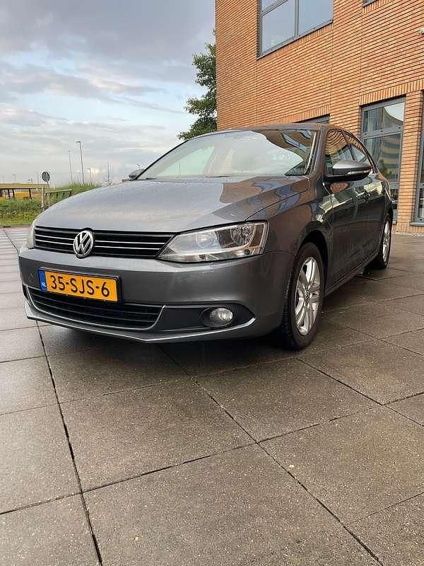 Grijs Gebruikt 2011 VW Jetta Highline Sedan | € 6.250 (Eerlijke prijs) - Afbeelding 1/4