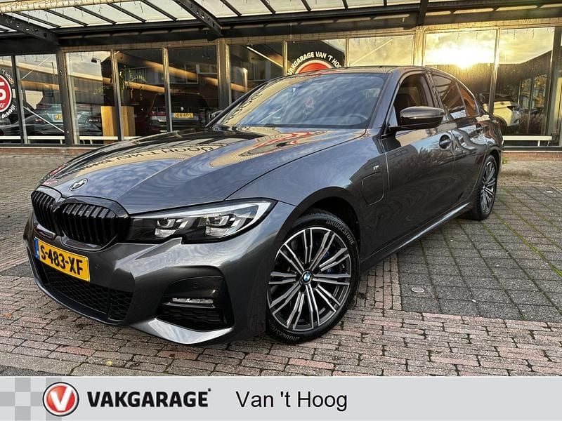Grijs Gebruikt 2019 BMW 330 Executive Sedan | € 25.944 (Eerlijke prijs) - Afbeelding 1/4