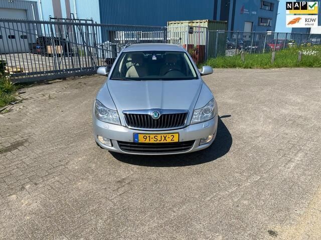 Grijs Gebruikt 2011 Skoda Octavia Business Line Stationwagen | € 2.599 (Duur) - Afbeelding 1/4