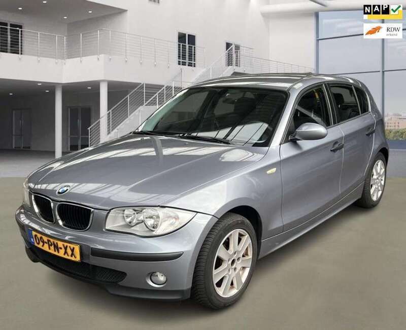 Blauw, metallic lak Gebruikt 2004 BMW 116 Hatchback | € 2.850 (Eerlijke prijs) - Afbeelding 1/4