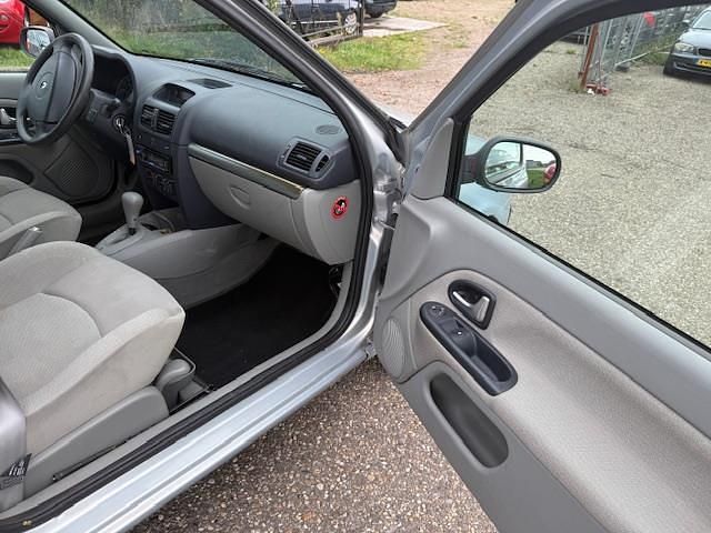 Occasion Renault Clio II Expression 98 PK (72 kW) 2001 Grijs Hatchback