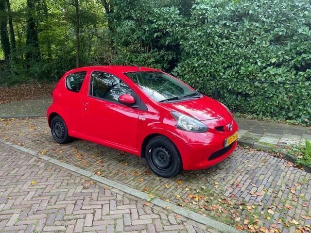 Occasion Toyota Aygo 68 PK (50 kW) 2007 Rood Hatchback