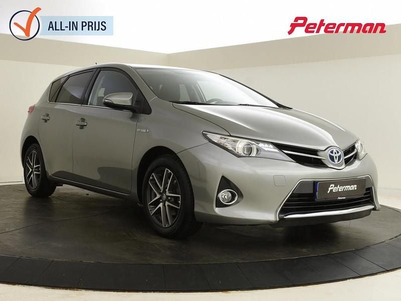 Grijs (metallic) Gebruikt 2014 Toyota Auris Hybrid Active Hatchback | € 14.499 (Eerlijke prijs) - Afbeelding 1/4