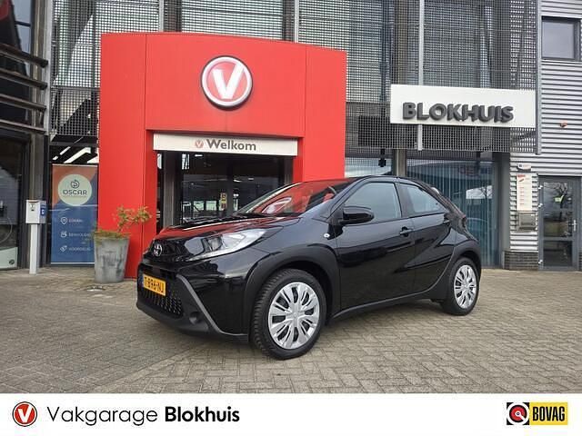 Zwart Occasion 2023 Toyota Aygo X Play SUV | € 15.445 (Eerlijke prijs) - Afbeelding 1/4