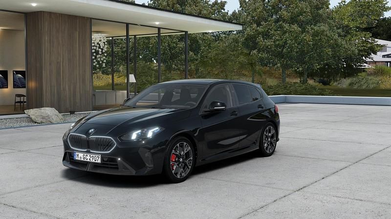 Zwart Nieuw 2025 BMW 120 Executive Hatchback | € 53.044 (Super prijs) - Afbeelding 1/4