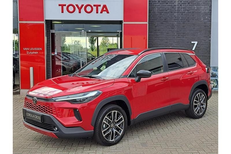 Rood Nieuw 2025 Toyota Corolla Cross SUV | € 43.984 (Iets duurder) - Afbeelding 1/1