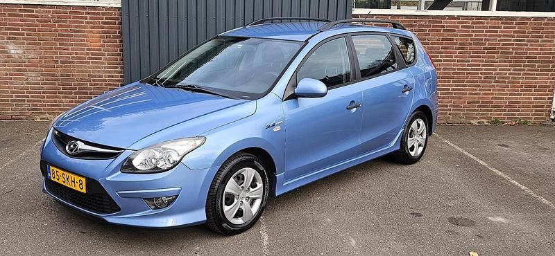 Blauw (metallic) Occasion 2011 Hyundai i30 Stationwagen | € 3.950 (Eerlijke prijs) - Afbeelding 1/4