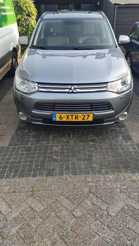 Grijs Gebruikt 2014 Mitsubishi Outlander P-HEV Instyle SUV | € 9.275 (Goede deal) - Afbeelding 1/4