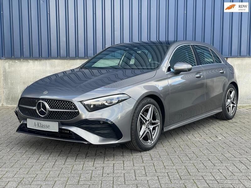 Grijs Gebruikt 2023 Mercedes A200 AMG line Hatchback | € 42.750 - Afbeelding 1/4
