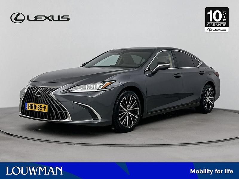 Grijs Gebruikt 2023 Lexus ES300H Business Edition Sedan | € 44.950 (Eerlijke prijs) - Afbeelding 1/3