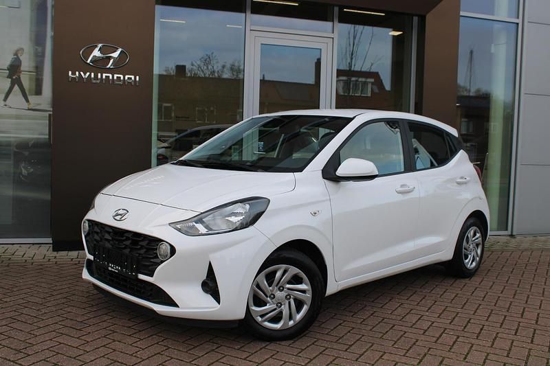 Occasion Hyundai i10 Comfort 67 PK (49 kW) 2023 Atlas white (saw) Hatchback
