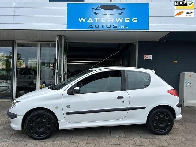 Wit Gebruikt 2005 Peugeot 206 S Hatchback | € 1.850 (Goede deal) - Afbeelding 1/4
