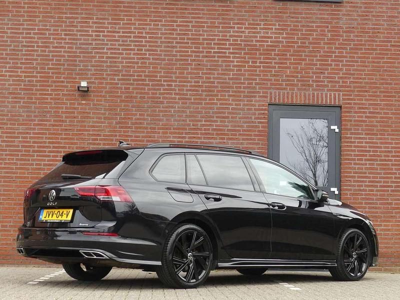 Occasion VW Golf VIII R-line 191 PK (140 kW) 2022 Zwart (metallic) Stationwagen