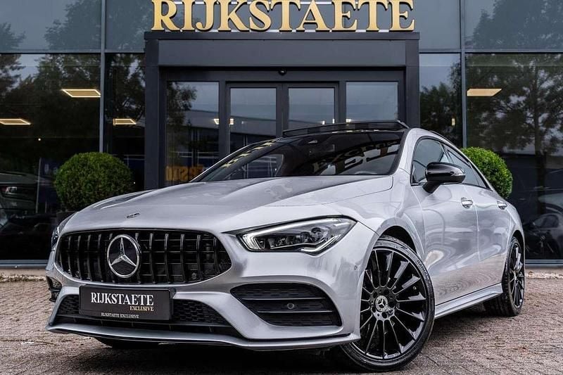 Zilver, metallic lak Gebruikt 2022 Mercedes CLA250e AMG Sedan | € 39.900 (Duur) - Afbeelding 1/4