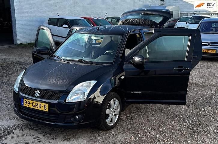 Zwart (metallic) Gebruikt 2008 Suzuki Swift Hatchback | € 2.199 (Goede deal) - Afbeelding 1/4