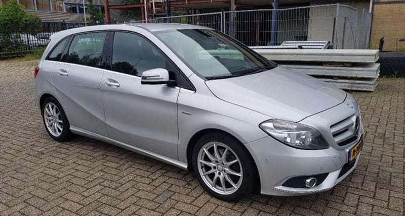 Occasion Mercedes B180 Ambition 122 PK (89 kW) 2012 Zilver MPV