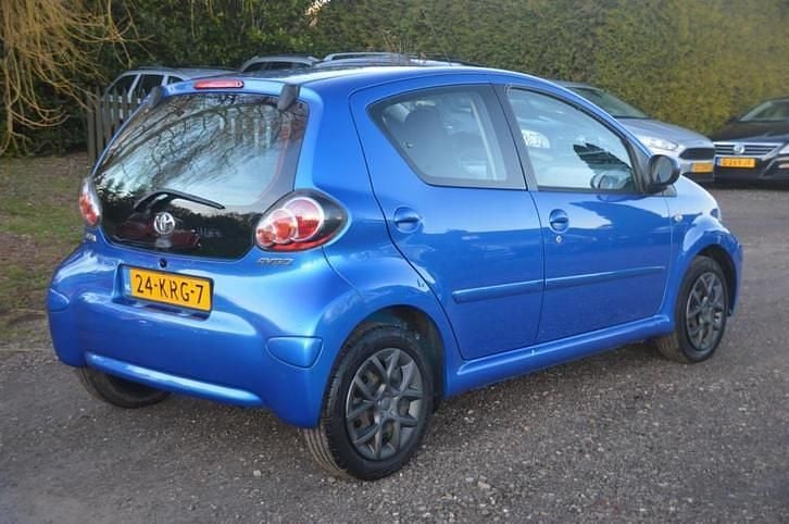 Occasion Toyota Aygo 68 PK (50 kW) 2010 Blauw (metallic) Hatchback