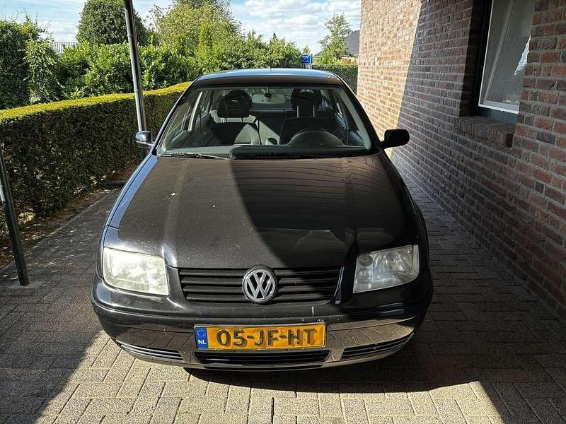 Zwart Gebruikt 2002 VW Bora Sportline Sedan | € 1.850 (Iets duurder) - Afbeelding 1/4