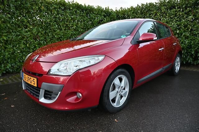 Rood Gebruikt 2009 Renault Mégane III Dynamique Hatchback | € 4.950 (Eerlijke prijs) - Afbeelding 1/4