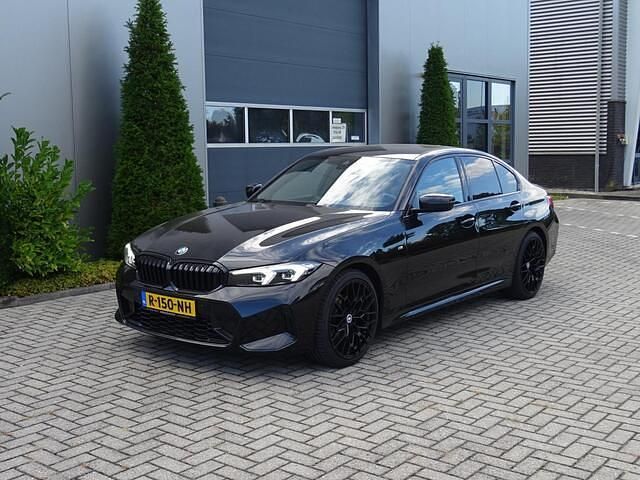 Zwart Occasion 2022 BMW 320 M Sport Sedan | € 36.950 (Eerlijke prijs) - Afbeelding 1/4