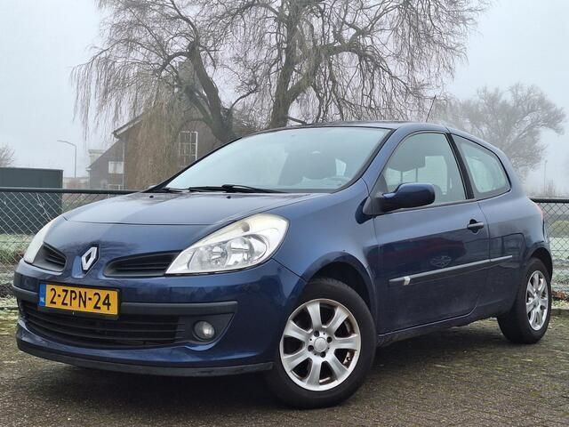 Blauw Gebruikt 2006 Renault Clio II Dynamique Hatchback | € 2.040 (Eerlijke prijs) - Afbeelding 1/4