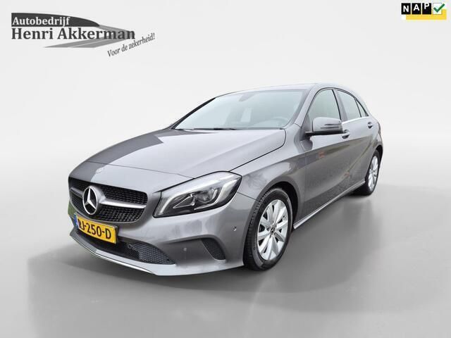 Grijs Gebruikt 2017 Mercedes A180 Business Hatchback | € 18.950 (Eerlijke prijs) - Afbeelding 1/4