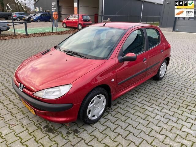Rood Gebruikt 2000 Peugeot 206 Hatchback | € 1.299 (Eerlijke prijs) - Afbeelding 1/4