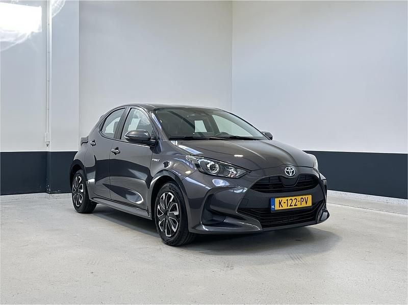Grijs Gebruikt 2021 Toyota Yaris Hybrid Active Hatchback | € 17.949 (Goede deal) - Afbeelding 1/4