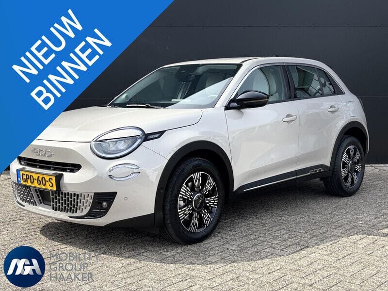 Grijs Gebruikt 2024 Fiat 600 Urban SUV | € 27.900 (Goede deal) - Afbeelding 1/3