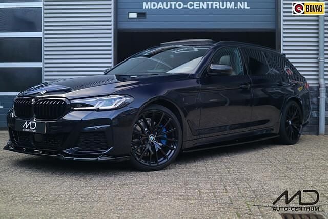 Zwart Gebruikt 2023 BMW 530e M Sport Stationwagen | € 46.995 (Eerlijke prijs) - Afbeelding 1/4
