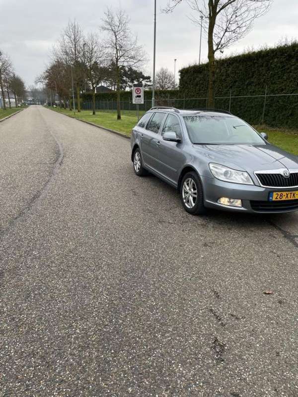 Grijs Gebruikt 2012 Skoda Octavia Business Line Stationwagen | € 3.350 (Super prijs) - Afbeelding 1/4
