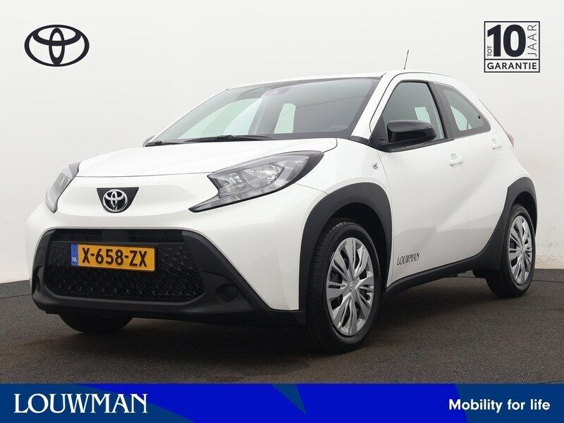 Wit Gebruikt 2024 Toyota Aygo Play Hatchback | € 16.445 (Goede deal) - Afbeelding 1/3