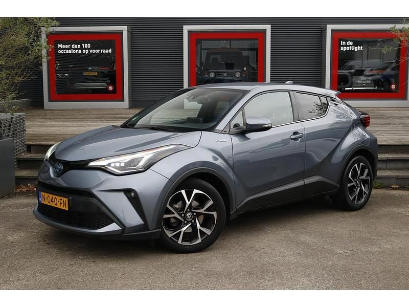 Grijs Gebruikt 2021 Toyota C-HR Style SUV | € 24.750 (Eerlijke prijs) - Afbeelding 1/4