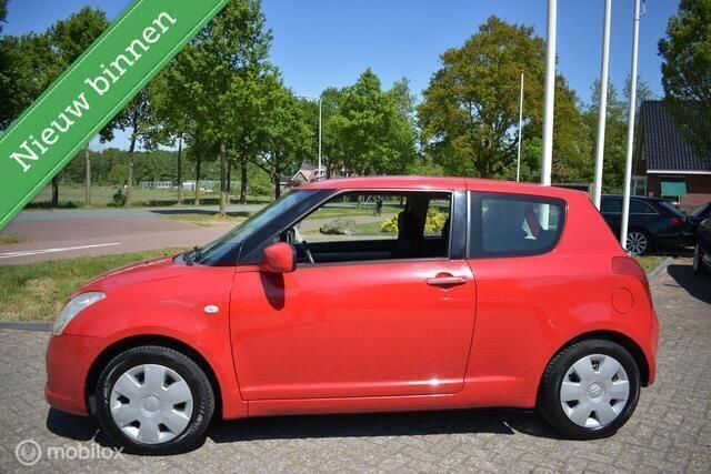 Rood Gebruikt 2005 Suzuki Swift Hatchback | € 1.999 (Eerlijke prijs) - Afbeelding 1/4