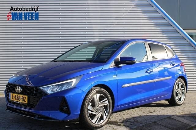 Intense blue (blauw metallic) Gebruikt 2021 Hyundai i20 Premium Hatchback | € 16.445 (Goede deal) - Afbeelding 1/4